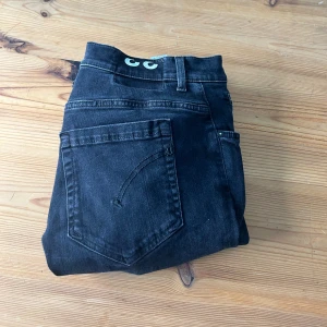 Dondup George 33 - Hej! Säljer nu dessa dondup george då de inte kommer till användning längre, skicket är 9/10!  Storleken är 33 men passar 31 eller 32.  Nypris 3500kr! Hör av dig vid frågor eller  funderingar 😁