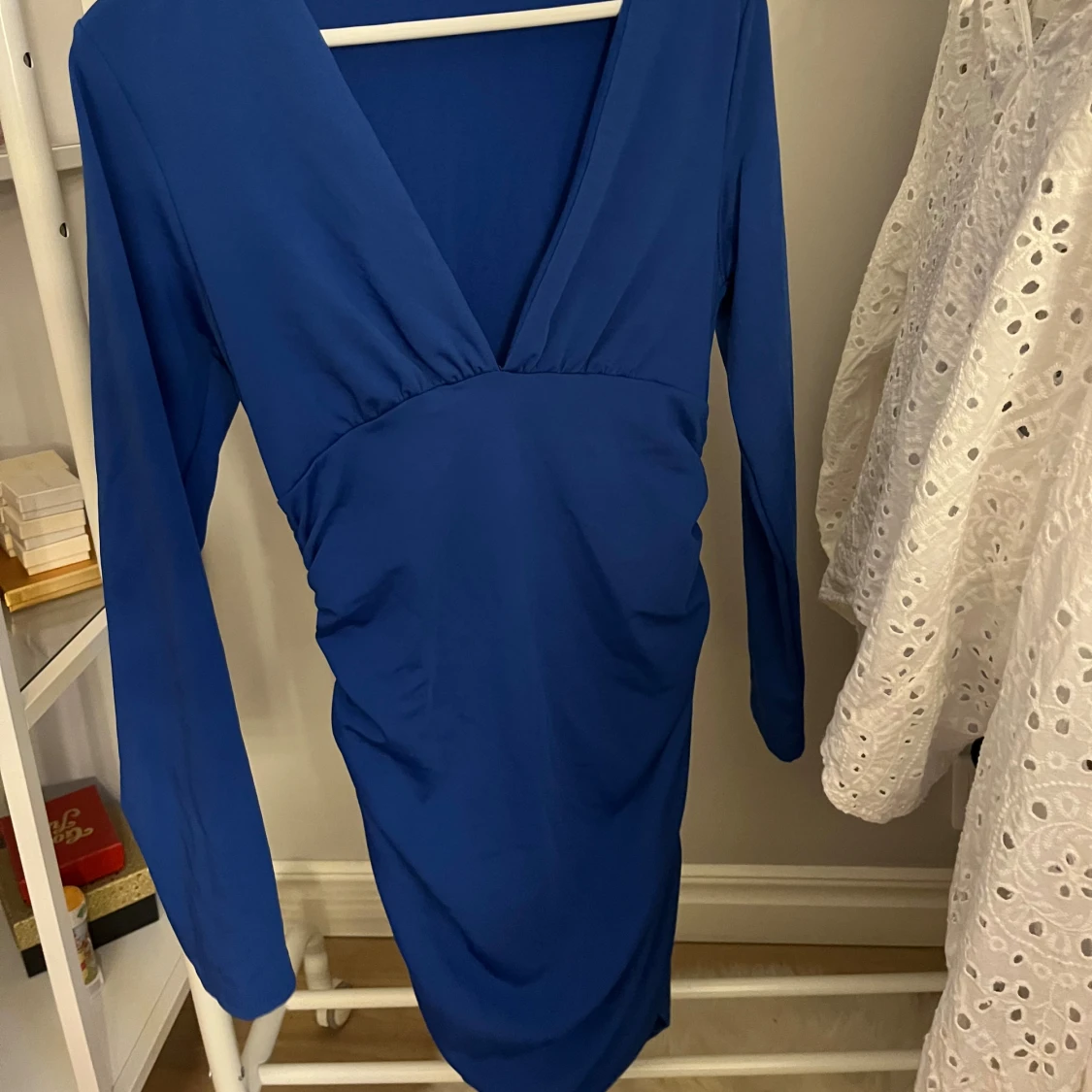 Blå klänning med v-ringning - 90