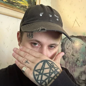 Off-White keps OS - Skön Off White-keps i distressed look med små slitningar på skärmen. Inhandlad från Farfetch 2020, Kommer i originalpåse🥀