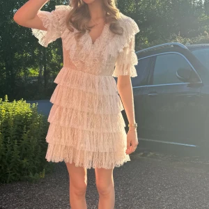 Studentklänning - Världens finaste och skönaste studentklänning som jag bara använt på min student. 