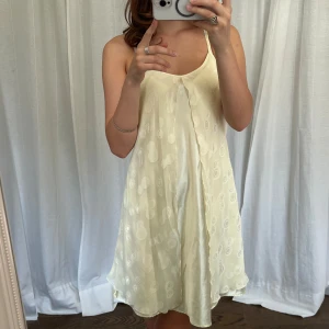 Klänning - Vintage gul supersöt klänning / slipdress från Luna Carina. Jag är 176 cm 🤩