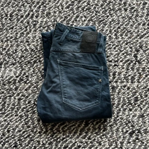 Replay jeans - Tjena! Säljer att par feta replay jeans i modellen anbass | De är i mycket fint skick och har en fet colorway enligt mig | W28 L32 | Skriv gärna om du har några frågor eller funderingar | Pris kan diskuteras vid snabb affär 