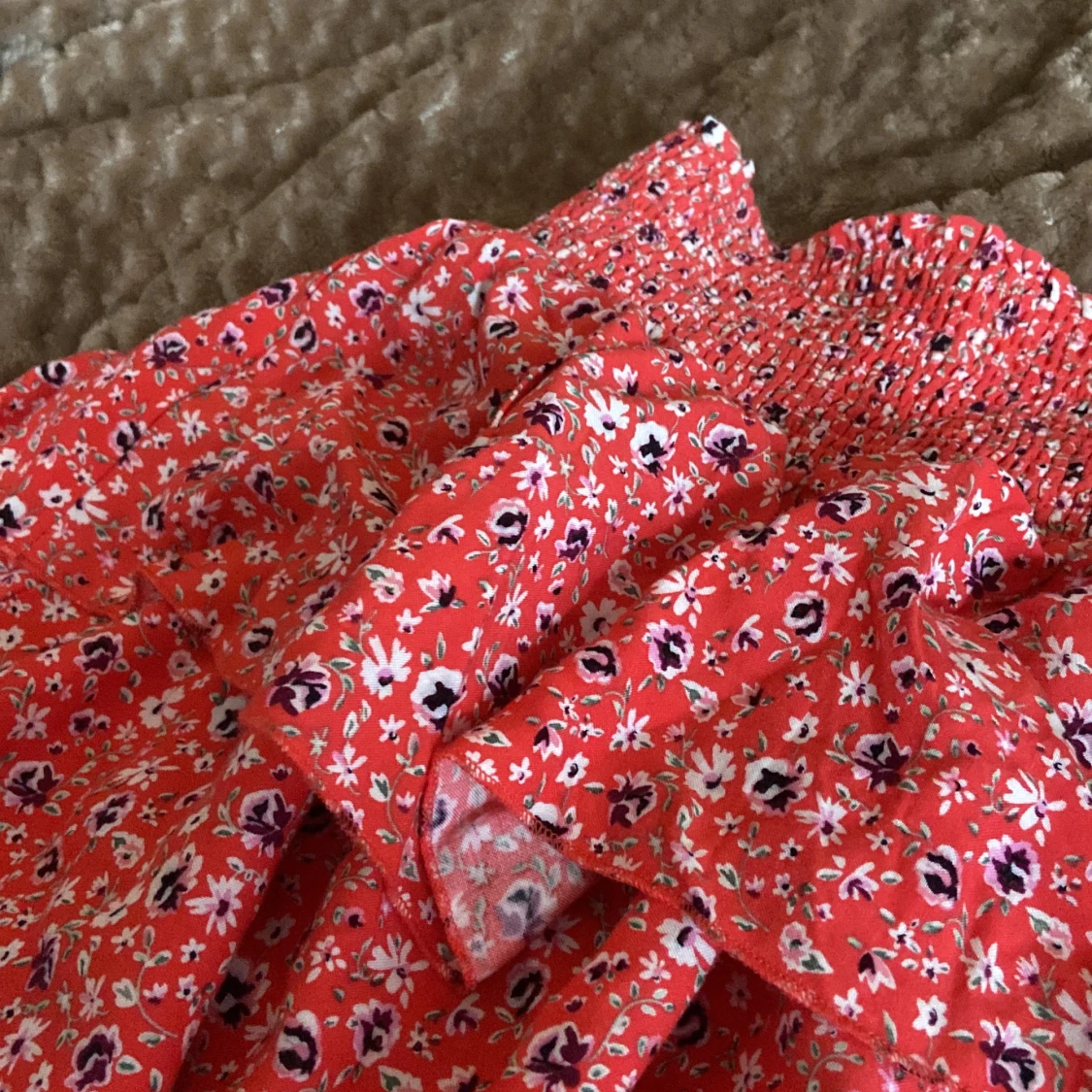 Röd blommig kjol från Divided - 92