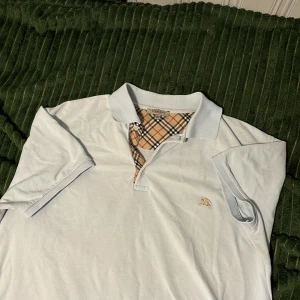 Burberry piké - Burberry pike i gott skick då den är nästintill oanvänd. Storlek L, hör av dig vid funderingar!🤝