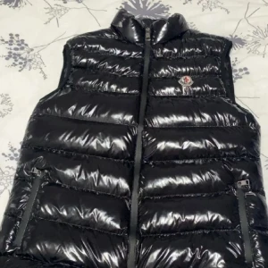 Helt ny Moncler väst  - Säljer nu riktigt fet Moncler väst, säljer billigt då jag inte använder den riktigt. Använd 2 gånger. Passar L.  Pris kan diskuteras vid snabbaffär, skriv så tar vi det där.