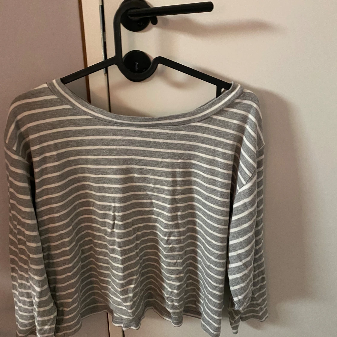Grå och vit randig tröja från JDY