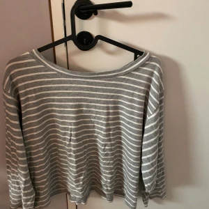 Grå och vit randig tröja från JDY - Säljer en superfin grå och vit randig tröja från JDY i storlek medium. Den är perfekt för en avslappnad look och har halv långa ärmar. Materialet känns mjukt och skönt mot huden. Passar perfekt till både jeans och kjol! Hör gärna av er vid frågor eller fler bilder💕
