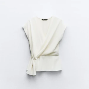 Zara blus - Säljer den här populära blusen från zara då den inte riktigt passar mig men e fortfarande inte riktigt säker på om jag vill sälja den, skriv därför va ni är veliga att köpa den för💕