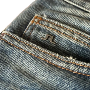 Blå jeans från J.Lindeberg - Säljer ett par snygga blå jeans från J.Lindeberg, nyskick, utan tecken på användning, i storlek 30/32. passar slimfit 