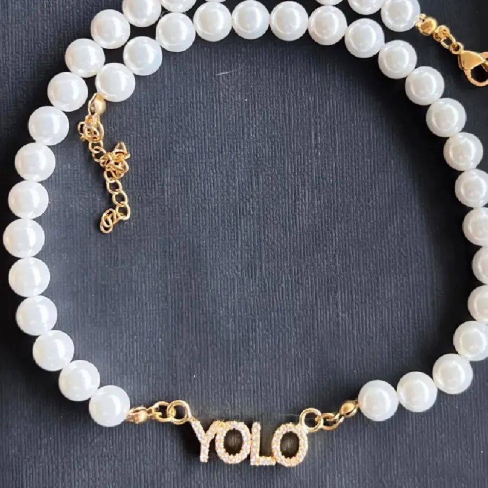 YOLO (you only live once) halsband med imiterade pärlor Material: rostfritt stål  . Accessoarer.