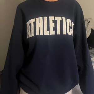 Sweatshirt med tryck - Super skön sweatshirt i bra skick💙 en liten omärkbar fläck på ärmen.