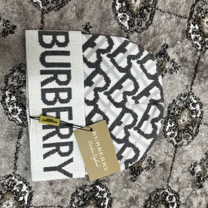 Burberry mössa - Säljer dessa mössor passar alla storlek 