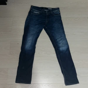 Replay Jeans - Skick 8/10 Sytt om den lilla fickan på höger ben då den gick av (inget som berör funktion)  Modell: Grover straight fit Nypris: 1700kr ungefär Mitt pris: 800kr Storlek 34W 34L