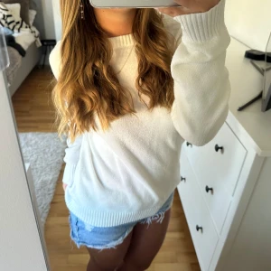 Vit stickad tröja  - Stickad tröja från vila! 🤍 knappt använd och perfekt att matcha till allt! ⭐️