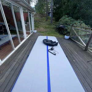 Airtrack - Airfloor från Aircrobat. Storlek 4x1,5m x 15cm. Mycket sparsamt använd och mycket bra skick. Elektrisk pump samt bärväska ingår. Nypris ca 7000. Perfekt för att öva flickisar och saltos. 