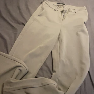 Vero moda kostymbyxor - Eleganta gråa kostymbyxor från vero moda i fint skick , de är i storlek S passar även M , kommer i jätte mjukt material och byxorna är Såå bekväma , byxorna säljs för 190 kronor, perfekta till hösten