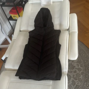 Zara väst  - Storlek s, väldigt bra skick, använts inte längre, använts några gånger men knappt🩶Säljs för 320 kr + 55 kr frakt 