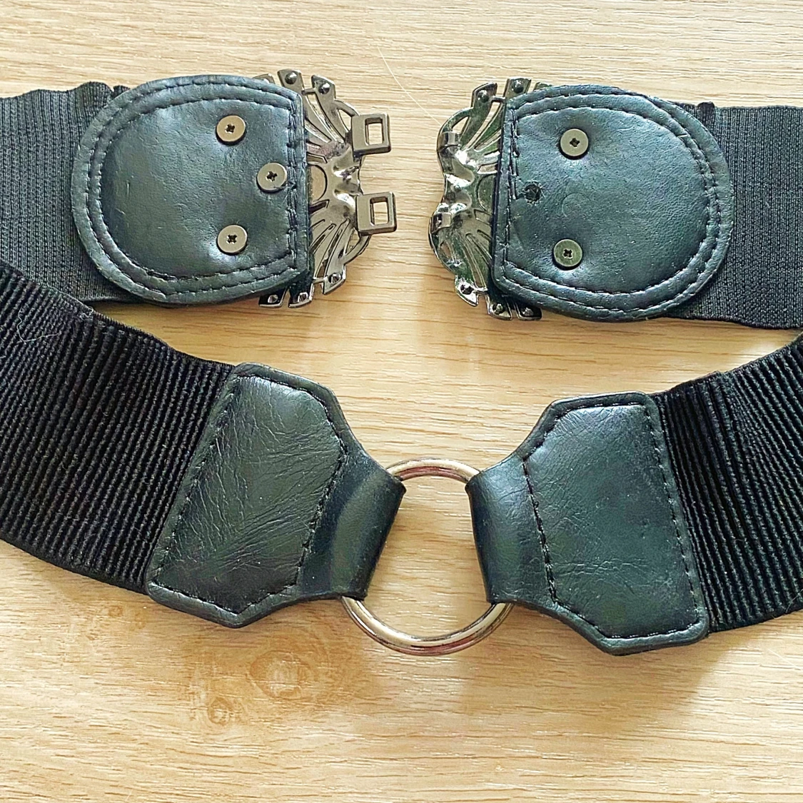 Svart elastiskt bälte med dekorativt spänne - 92