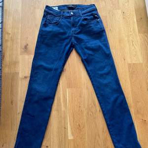 Säljer nu mina replay jeans anbass i storlek 30/32 eftersom att de ej kommit till användning och endast legat garderoben. Skick 9/10 knappast använd. Nypris 1795kr! Säljes för 950! Pris ej hugget i sten, men kom gärna med bud!😊