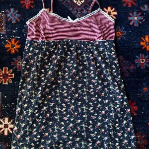 supersöt klänning/top - det är ju egentligen en barnklänning så storleken på etiketten är 40 men jag skulle nog sätta den som S. Den funkar fint som en miniklänning, tunika eller linne. Perfekt för när man vill göra lite lager i sin outfit 🤎 