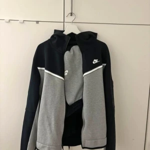 Nike tech fleece - Använd några gånger Hoodie storlek L Byxor storlek XL
