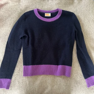 Kashmirtröja - Säljer min super snygga kashmir tröja då jag inte använt den så mycket. Den är i super fint skick förutom att den är lite ruffsig. 