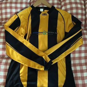 Sport tröja - En sporttröja som var alldeles för liten för mig som som har oftast XS. Se bild från föredetta säljare (bild två)