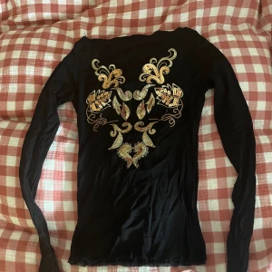 Mesh vintage topp! - Jätte fin svart långärmad topp som är i mesh tyg! Endast armarna är genomskinliga (se bild två)! Aldrig använt men köpt på Humana