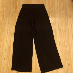  Utsvängda byxor -  Ett par svarta tights utsvängda en varning för att de kan dra åt sig hår väldigt snabbt till exempel om ni har katt eller hund hemma !