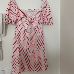 Prickig sommarklänning  - En jättefin sommarklänning som jag dessvärre inte kan ha längre pga strl. Den är i mycket gott skick. 