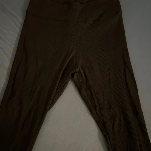 Leggings - Fina svarta leggings. Användt 1gång de är tyvärr stor för mig.