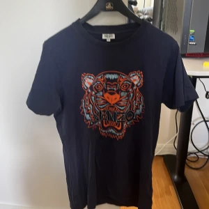 Kenzo T-shirt - Skick 9,5/10. Storlek XS. Har storlek S och tycker den passar bra även då.
