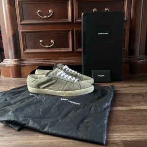 Saint Laurant SL/06 - Säljer ett par riktigt sköna saint Laurent skor. Skulle säga att skicket är 7/10 och kontakta mig gärna vid eventuella frågor🧘‍♂️