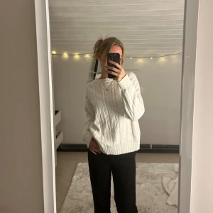 Stickad tröja  - Vit kabelstickad tröja i storlek m