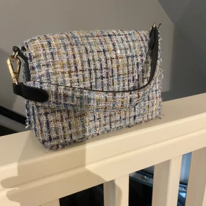 Blå väska - Blå väska från Beck Böndergaard. Tillkommer även ett axelband