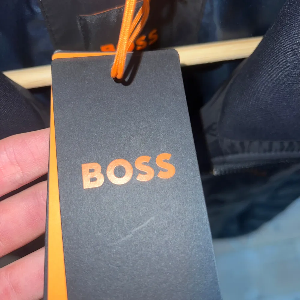Säljer nu min Hugo Boss väst jag köpte i somras i Italien, västen är helt oanvänd och har alla prislappar kvar, den är i storlek M. Nypris på västen är 2200kr men säljer den nu för 1000kr. Vid frågor eller funderingar så är det bara att skriva!. Takit.