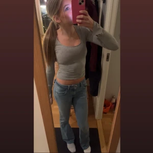 Ljusblå bootcut jeans - Säljer ett par ljusblå bootcut jeans i bra skick. Köpta för 400 från Lager 157, näst intill oanvända, strlk Xs