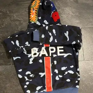 Säljer min snygga Bape hoodie som inte längre används. Den är i fint skick 8/10, storlek M men passar också S. Hör av er vid frågor och funderingar😉👌🏼