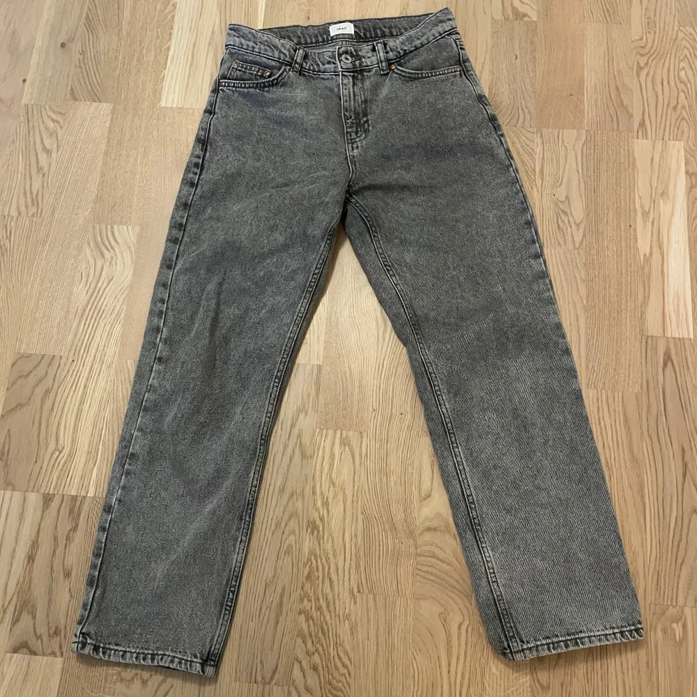 Säljer ett par grå Grunt jeans i bra skick. De är storlek 26. Tveka inte att höra av er vid frågor!. Jeans & Byxor.