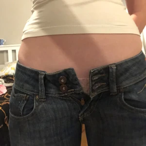 Pepe jeans  - Skitsnygga lågmidjade pepe jeans som är omsydda till bootcut. Detaljer på bakfickorna, dubbla knappar och inbroderat ”pepe jeans” i skrivstil på ena framfickan. Inget slitage och bra kvalitet. Säljer bara för att det är för små för mig:(