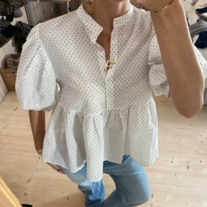 Prickig blus  - SUPER snygg!! 