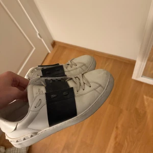 Valentino Open  - Slitna valentino skor. Kan dock fixas hos en skomaker. 