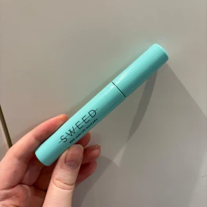 Mascara från Sweed - Säljer en mascara från Sweed i en snygg mintgrön förpackning. Perfekt för att ge volym och längd till dina fransar. Jag tyckte inte alls den passa mina fransar, kanske 80% kvar av produkten 