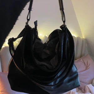 Svart väska  - Snygg svart väska från märket Giulia Pieralli. Får plats med dator, och det mesta. Passar som skolväska! Jättebra skick. Köpt för ungefär 600/700. 💕💕