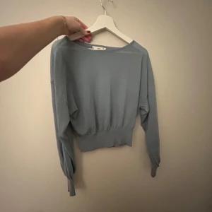 Ljusblå tröja från MNG - Säljer en superfin ljusblå tröja från MNG i storlek M. Den är i mycket bra skick och har långa ärmar med ribbade muddar. Den är lite genomskinlig i materialet! Perfekt för både vår och höst! 