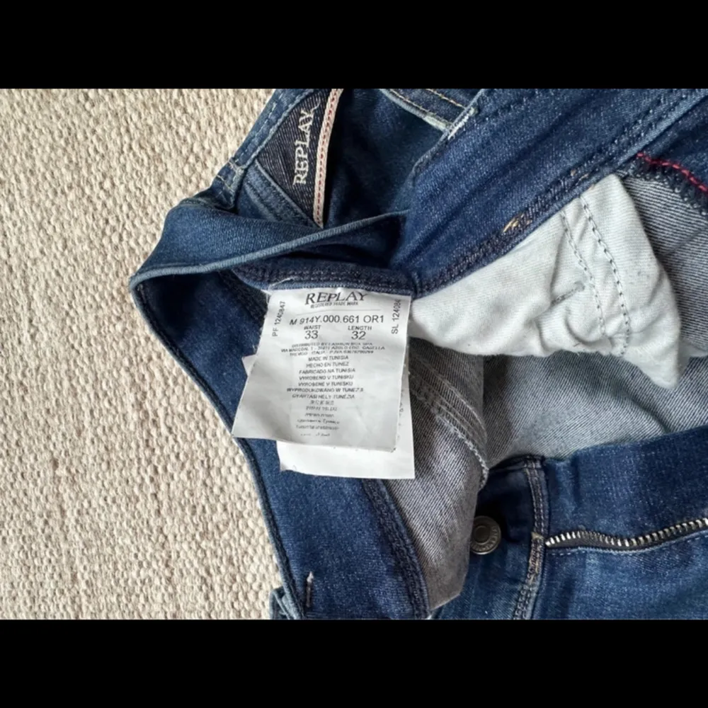 Replay anbass hyperflex med ett jätte litet hål i röven men märks inte av alls storlek 33/32. Jeans & Byxor.