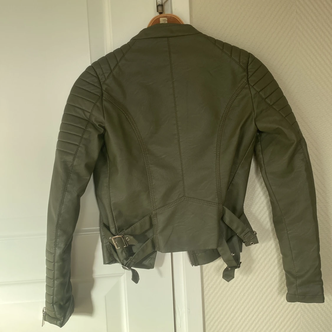 Olivgrön skinnjacka från Voyelles - 90