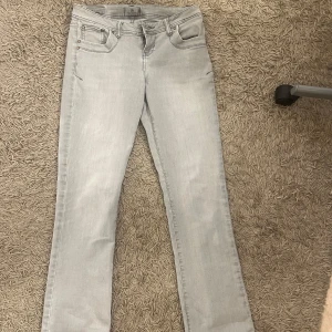 Ljusgrå jeans från LTB - Säljer dessa gråa ltb jeans i storlek 29/32 i modell valerie. Bra skick förutom att de är en liten slitning längst ner men det är inget som syns på!💕