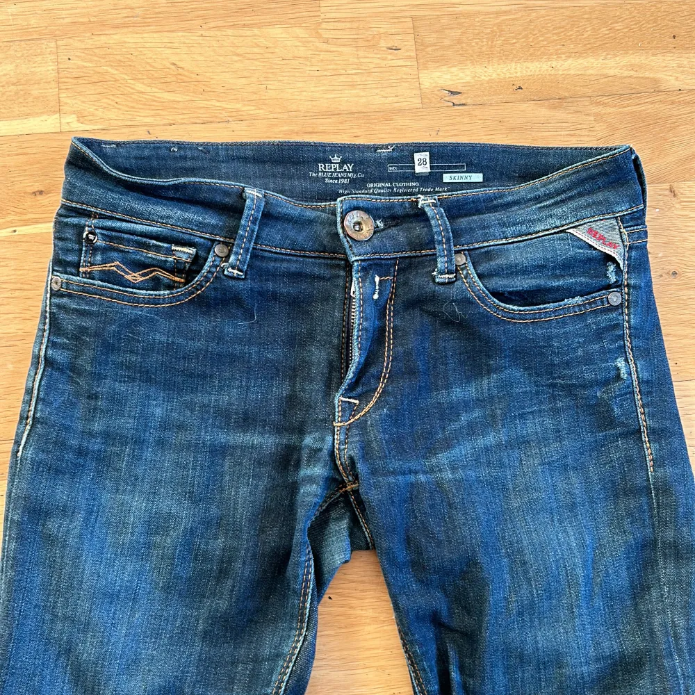 Tja! Säljer mina replay jeans. Bra skick 9/10, kommer inte till användning eftersom de inte passar mig. Storlek W28, L32. Pris kan diskuteras och tveka inte via frågor🤝. Jeans & Byxor.