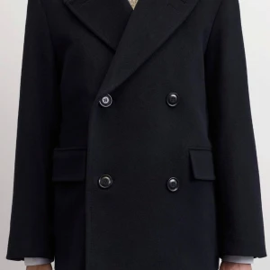 Mörkblå jacka från Tiger of Sweden - Nypris är 6500kr. Säljer en stilren mörkblå jacka från Tiger of Sweden i ull och kashmir. Perfekt för höst och vinter, och ger en elegant touch till vilken outfit som helst. Passar både till vardags och fest. Vid snabb affär kan jag ta 3000